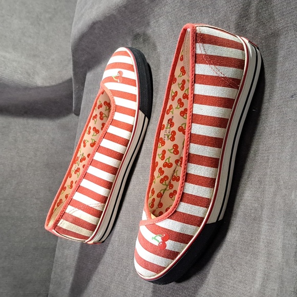 Underground Red White Striped Cherry Canvas Slip On Sneakers NWOT- UK 6 US 10 - Picture 9 of 16